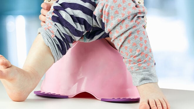 potty-training - Children's legs hanging down from a chamber-pot